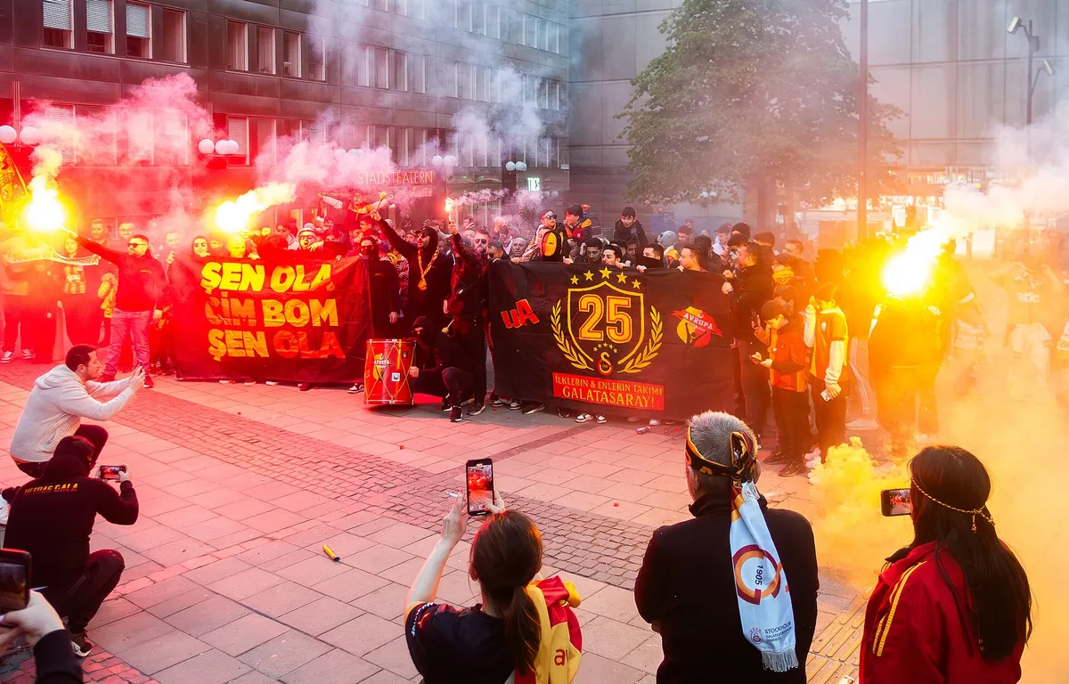 Galatasaray-Fans mit Pyrotechnik und Bannern vor einem Spiel