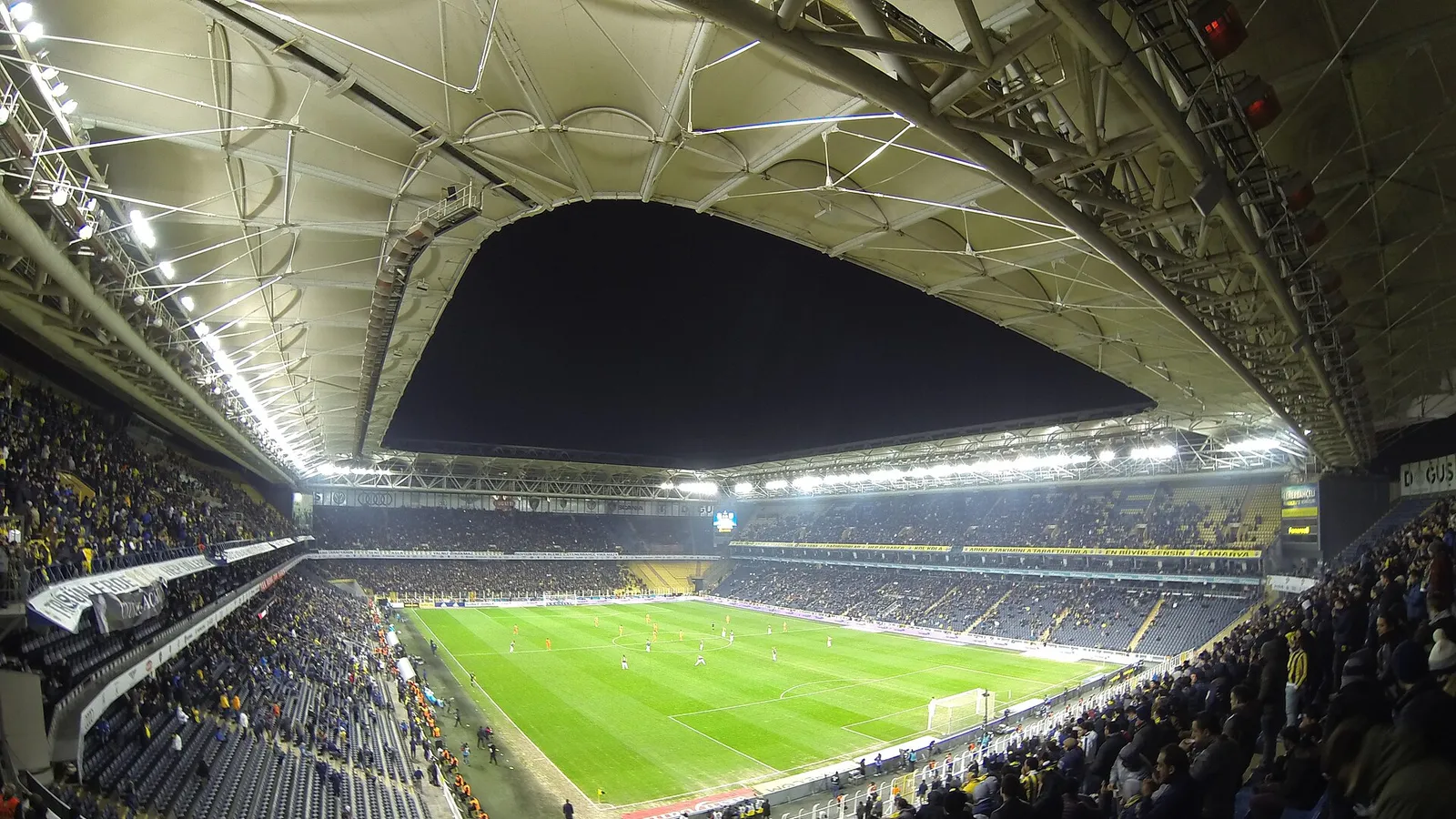 Ein Abendspiel im Şükrü-Saracoğlu-Stadion in Istanbul